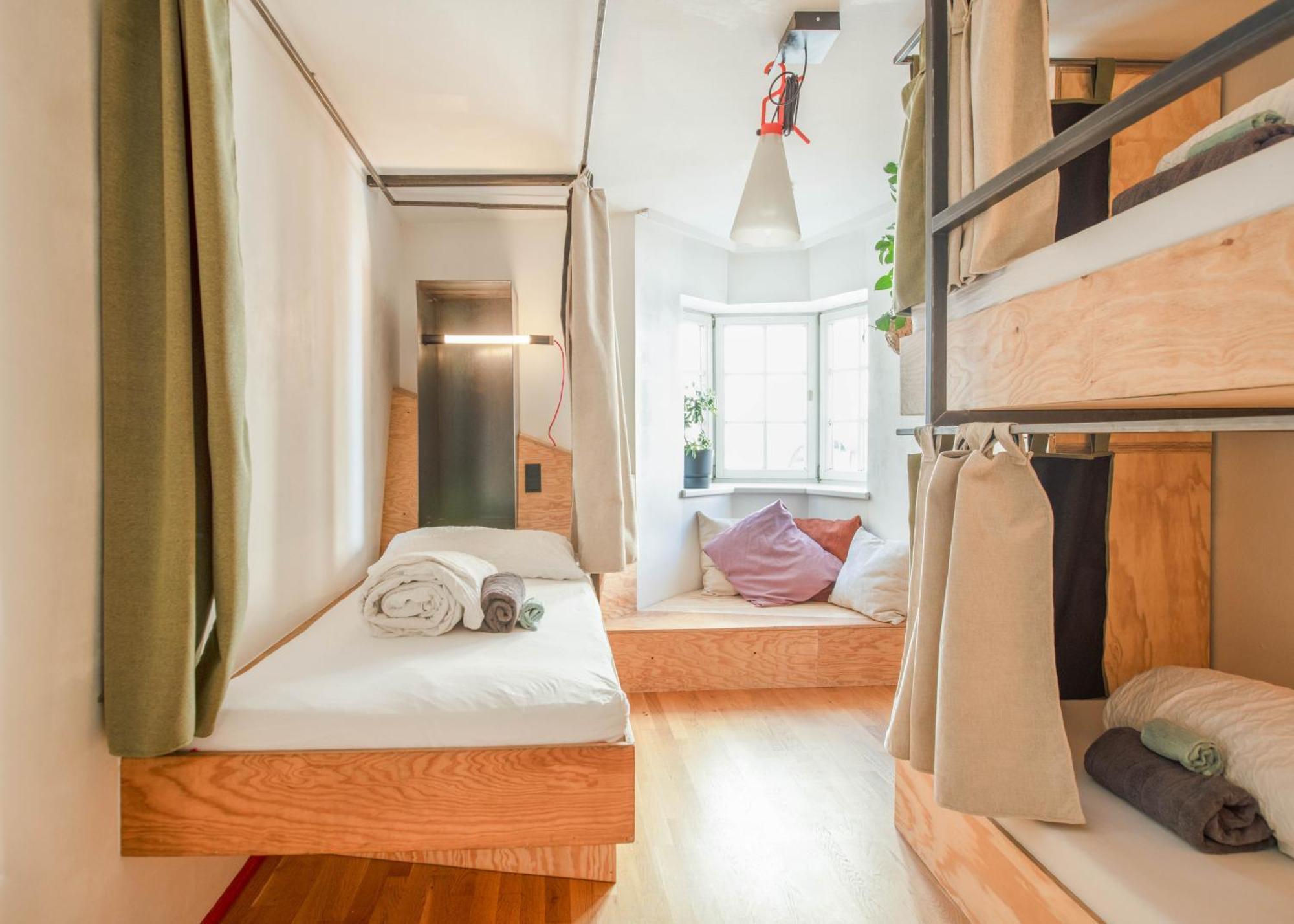 Einzelbett im Schlafsaal für Frauen mit 3 Betten